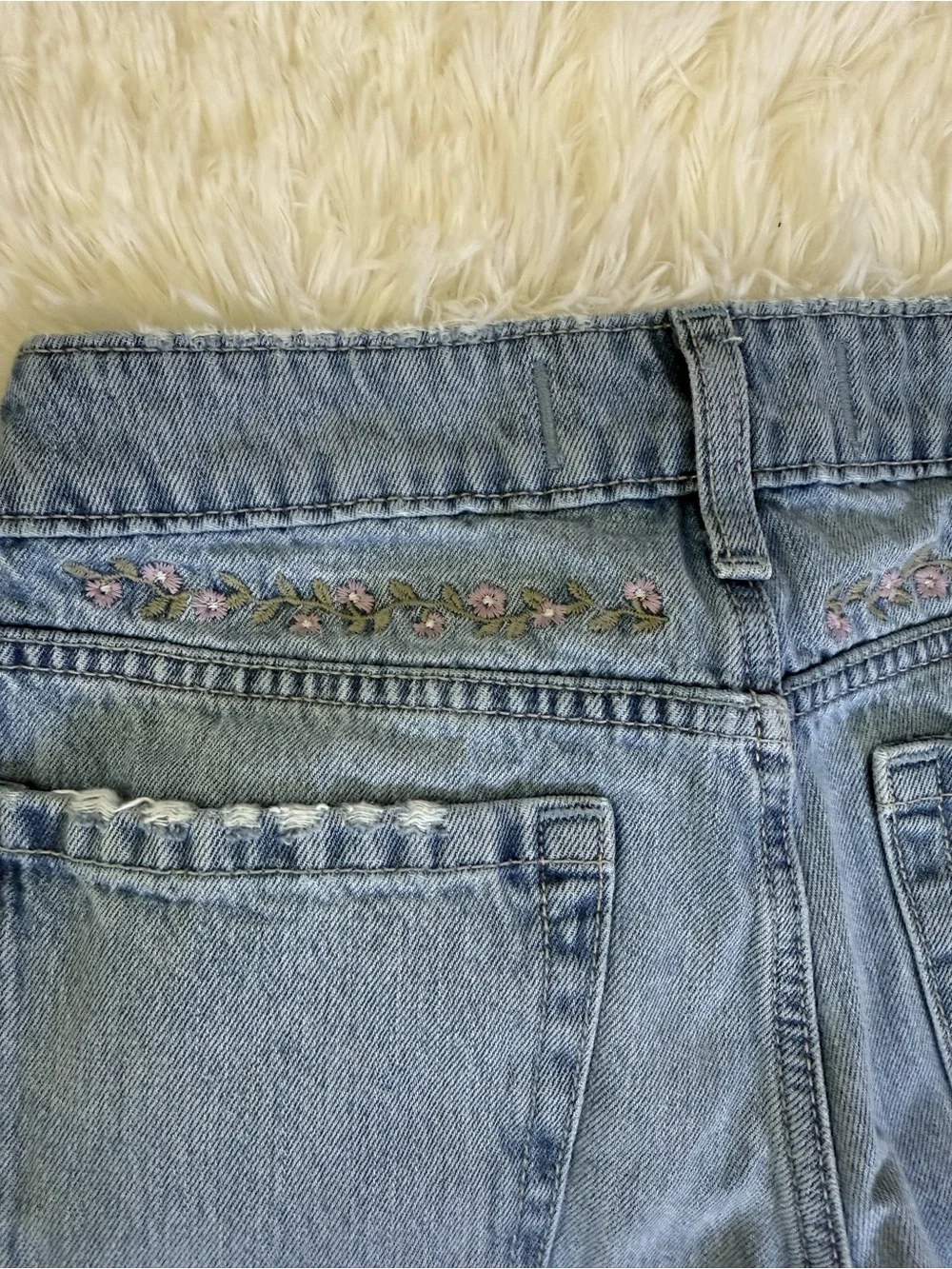 Hollister, low rise baggy Women’s Jeans with Embroidery